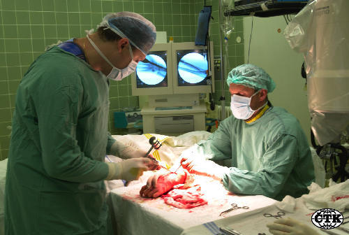 Operující lékaři. - ilustrační foto