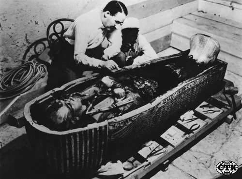 Archeolog Howard Carter prozkoumává egyptského faraona Tutanchamona. 