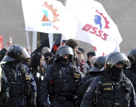 Mítink extrémně pravicové Dělnické strany sociální spravedlnosti (DSSS) se konal 12. března v Novém Bydžově na Královéhradecku za účasti asi 300 radikálů. Na 200 odpůrců strany proti této akci ve městě protestovalo. Na snímku je pochod sympatizantů DSSS s policejním doprovodem v ulici Na Šarlejích.