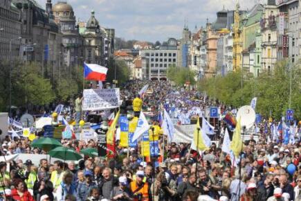 Wenceslas Square in Prague filled the 21st  April after noon, tens of thousands of participants in anti-government demonstrations.  The event is part of a campaign stop unions and government initiatives aimed at the demise of Prime Minister Petr Necas.
