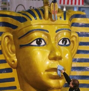Obří figurína legendárního egyptského faraona Tutanchamona vévodí jednomu ze stánků na výstavišti ve Stuttgartu, kde 17. ledna začíná mezinárodní turistický veletrh CMT.  