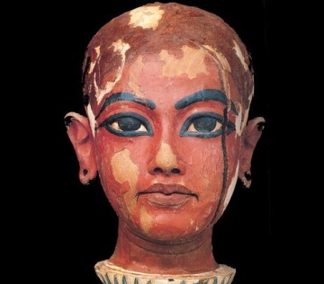 Nedatovaný snímek sošky, o které vědci předpokládají, že vyjadřuje podobu staroegyptského faraóna Tutanchamona. Mezinárodnímu týmu specialistů se podařilo rekonstruovat Tutanchamonovu podobu a vytvořit její silikonovou formu. Odborníci vytvarovali Tutanchamonovu lebku, rysy i tvar obličeje, ale na podobě uší a nosu se zatím nedokázali shodnout.