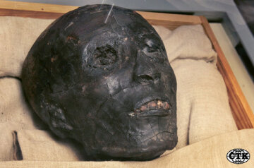 Mumie faraona Tutanchamona s odhalenou tváří v jeho hrobce v Údolí králů.