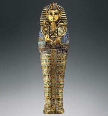 Zlatem a drahými kameny vykládaná Tutanchamonova rakev na mumifikované orgány je součástí výstavy Tutanchamon a zlatý věk faraonů, která byla zahájena minulý týden v Londýně.