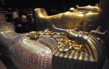 Podívat se na hrobku faraona Tutanchamona plnou pokladů, a to ve stavu, v němž ji našel slavný archeolog Howard Carter (1874-1939), budou mít milovníci historie v brněnském Titanic hall. Výstavu, která začne 16. října a potrvá do jara, tvoří 1200 exponátů, dokonalých napodobenin vyrobených starými technologiemi přesně podle originálů. Expozice Tutanchamon - jeho hrob a poklady byla do Brna přestěhována z Curychu, kde si ji za půl roku prohlédlo přes 260.000 zvědavců. Po Brně zamíří do Mnichova a Barcelony.