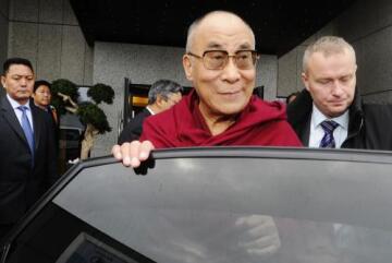 Duchovní představitel Tibetu dalajlama (uprostřed) přistál 11. prosince na pražském ruzyňském letišti. Do Prahy přicestoval na pozvání Václava Havla a Nadace Forum 2000.