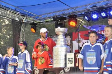 Hokejový obránce Michal Rozsíval představil se svým synem 7. srpna ve Vlašimi Stanleyúv pohár, který získal s klubem NHL Chicago Blackhawks.