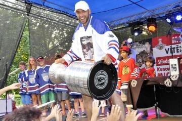 Hokejový obránce Michal Rozsíval představil 7. srpna ve Vlašimi Stanleyúv pohár, který získal s klubem NHL Chicago Blackhawks.