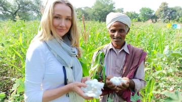 Alexandra Cousteauová a pěstitel organické bavlny Shivlal Jadha (PRNewsFoto/C&A Europe)