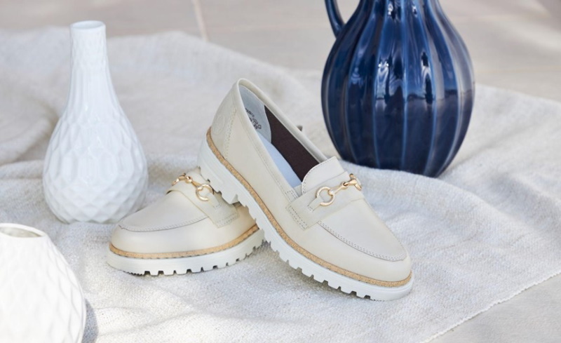 Bílé boty na podpatku jsou decentním doplňkem na každou procházku.