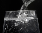 Ilustrační foto - Lahev, sklenice vody - ilustrační foto.