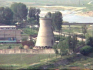Chladící věž reaktoru na výrobu vysoce obohaceného plutonia v severokorejském Jongbjonu.
