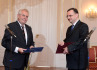 Ilustrační foto - Premiér Petr Nečas (vpravo) předal 17. června na Pražském hradě prezidentovi republiky Miloši Zemanovi (vlevo) svou demisi.