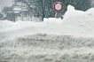 Ilustrační foto - Sněhová závěj na silnici - ilustrační foto.