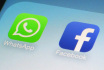 Ikonky aplikací Facebook a Whatsapp na mobilním telefonu.