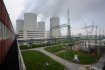 Pohled na chladicí věže a rozvod elekřiny od turbosoustrojí prvního bloku jaderné elektrárny Temelín.