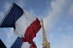 Francouzské vlajky vyvěšené poblíž Eiffelovy věže - obrázek prvního dne státního smutku po pařížských atentátech.