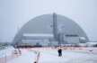 Ilustrační foto - Nová kovová kopule dnes v odstavené jaderné elektrárně v ukrajinském Černobylu zakryla havarovaný čtvrtý reaktor. Mimořádné dílo stálo 1,5 miliardy eur (přes 40 miliard korun) a má mít životnost sto let - po tuto dobu bude bránit úniku radioaktivity. 