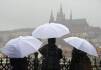Ilustrační foto - Deštivé počasí, déšť, lidé s deštníky, turisté, Pražský hrad - ilustrační foto.