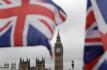 Ilustrační foto - Britské vlajky vlají v Londýně, na pozadí budova parlamentu a Elizabeth Tower. Ilustrační foto. 