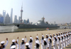 Ilustrační foto - Čínští námořníci zdraví vojenskou loď v přístavu v Šanghaji. Ilustrační foto. 