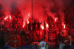 Ilustrační foto - Fanoušci Spartaku Moskva se světlicemi v hleišti na stadionu v Mariboru.