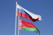 Státní vlajky Ruska (nahoře) a Běloruska.
