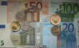 Peníze, euro, česká koruna, bankovky, mince - ilustrační foto.