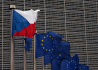 Vlajky České republiky a Evropské unie vlají na stožárech před sídlem Evropské komise v Bruselu.