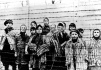Děti u ostnatého drátu bezprostředně po osvobození vyhlazovacího tábora v Osvětimi. 