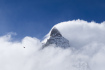 Ilustrační foto - Helikoptéra letí kolem alpského štítu Matterhorn. 