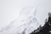 Vrchol alpského štítu Matterhorn zahalený v mlze. 