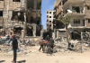 Trosky budov v syrské Dúmě na snímku z 16. dubna 2018.