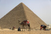 Egypt, pyramida v Gíze, turisté  - ilustrační foto.