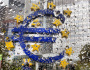 Znak eura před budovou ECB. Ilustrační foto. 