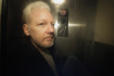 Zakladatel serveru WikiLeaks Julian Assange při odchodu od soudu v Londýně.