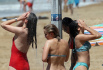 Dívky se sprchují na mořské pláži - ilustrační foto.