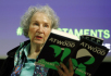 Ilustrační foto - Kanadská spisovatelka Margaret Atwoodová se svou knihou The Testaments na snímku z 10. září 2019.