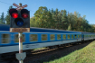 Vlak, rychlík, železniční přejezd - ilustrační foto.