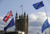 Ilustrační foto - Vlajky EU a Británie, v pozadí budova britského parlamentu - ilustrační foto.