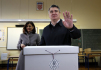 Ilustrační foto - Prezidentský kandidát Zoran Milanović hlasuje v Záhřebu v prezidentských volbách (snímek z 5. ledna 2020).