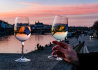 Ilustrační foto - Lidé pijí 14. března 2020 víno na vlastní pikniku na náplavce u Výtoně v Praze. Restaurace jsou od 14. března uzavřeny kvůli opatření vlády proti šíření koronaviru, prodej z výdejního okénka je povolen. V pozadí je Pražský hrad.