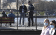 Ilustrační foto - Policisté hlídkují 5. dubna 2020 na náplavce na Rašínově nábřeží v Praze. Vláda kvůli šíření nového typu koronaviru zakázala volný pohyb lidí a apeluje na všechny, aby pokud možno zůstávali doma a venku se pohybovali maximálně ve dvou.