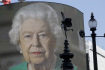 Portrét britské královny Alžběty II. pořízený při jejím televizním projevu z 5. dubna 2020 na obří obrazovce na křižovatce Piccadilly Circus v Londýně, 9. dubna 2020.