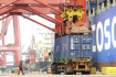 Ilustrační foto - Nakládání kontejnerů v čínském přístavu Lien-jün-kang. Ilustrační foto. 