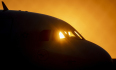 Ilustrační foto - Vycházející slunce svítí skrz kokpit letadla odstaveného na letišti. Ilustrační foto. 