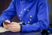 Ilustrační foto - Žena v mikině s motivem vlajky EU - ilustrační foto
