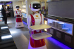 Roboti v restauraci v nizozemském Renesse, kde obsluhují a sbírají špinavé nádobí (na snímku z 27. května 2020).