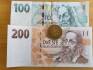 Nahoře je platná česká stokoruna, dole dnes už neplatná bankovka v hodnotě 200 Kč.