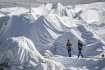 Turisté na ledovci Rhone ve švýcarských Alpách na snímku z 18. července 2020. Nejstarší alpský ledovec je překrytý bílými přehozy, které mají bránit jeho tání.
